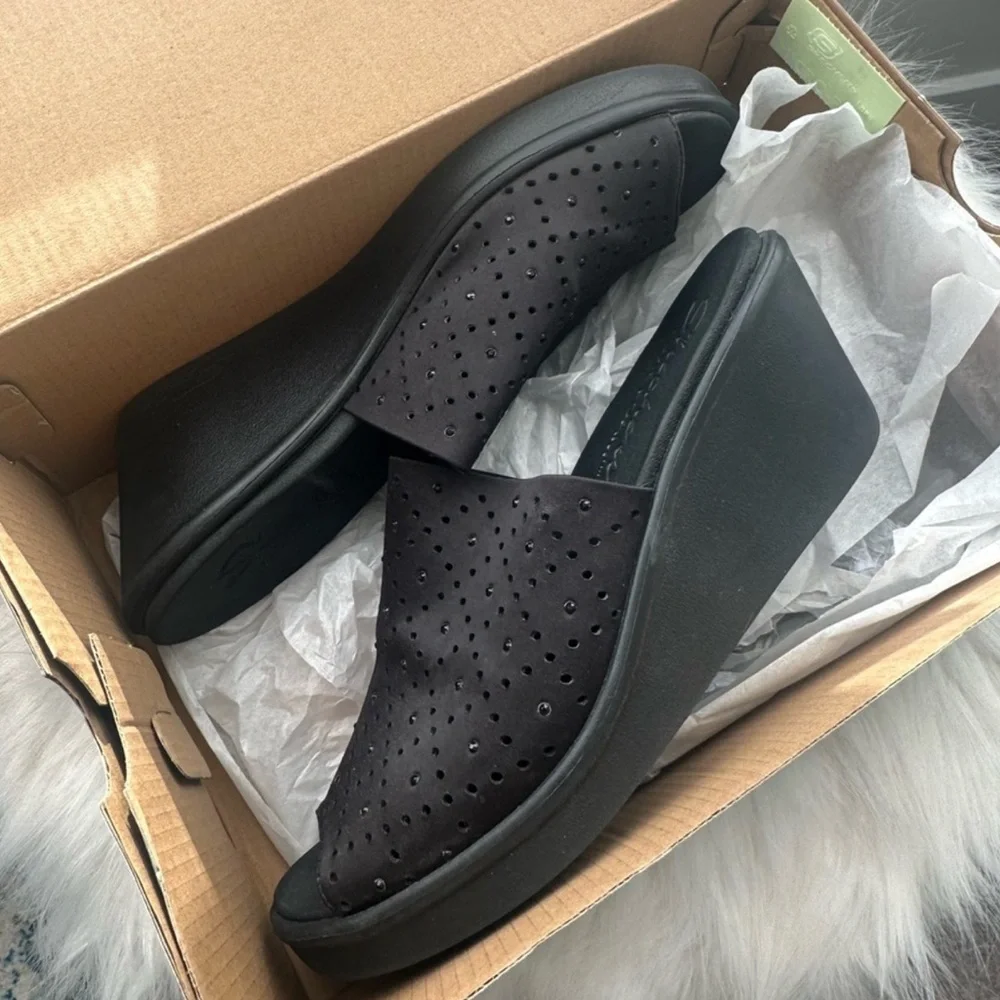 N/A skechers luxe